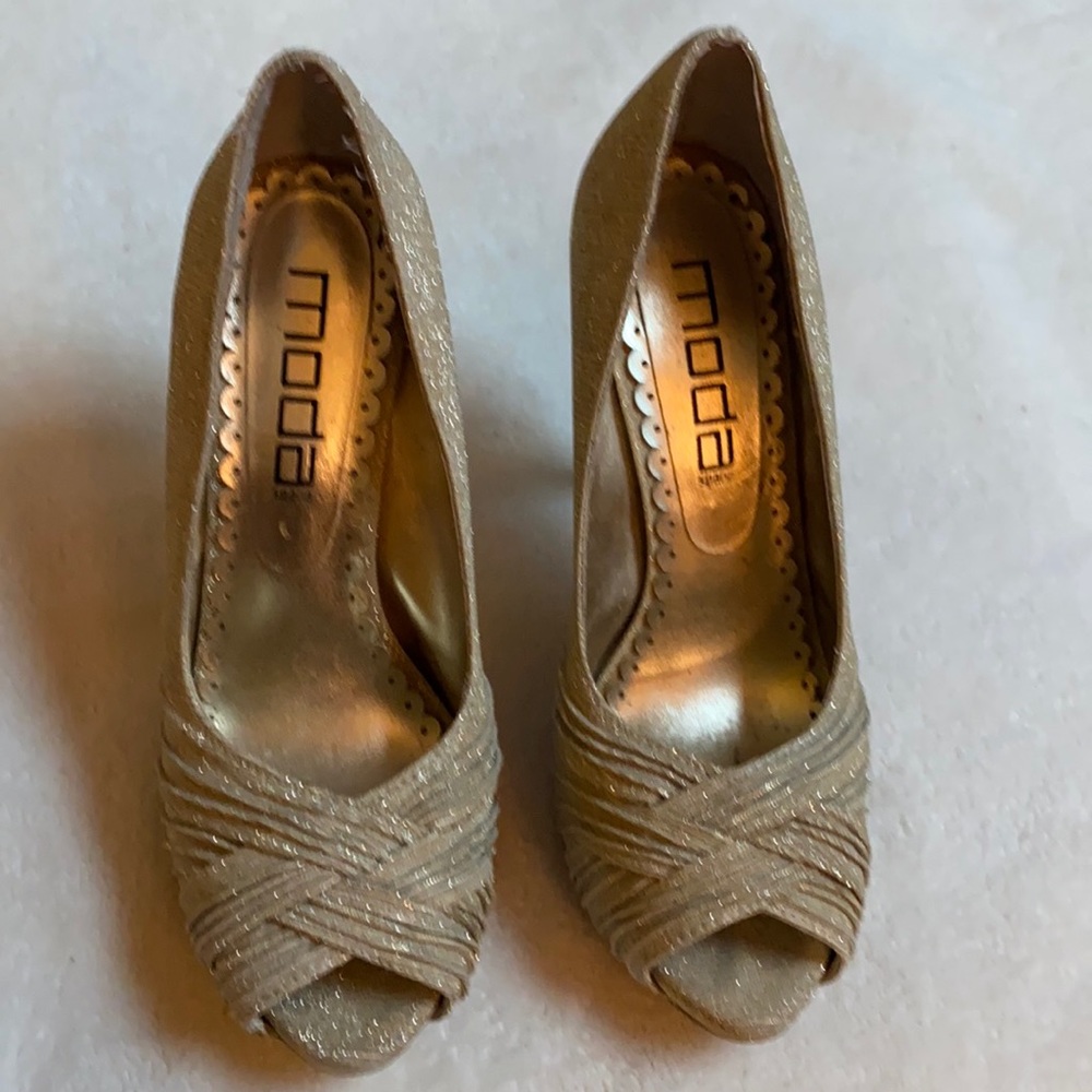 Beautiful gold mods shoes size 6 medium.